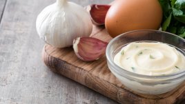 Домашен майонезен сос с чесън 