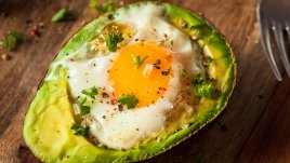 Палео авокадо с яйца на фурна