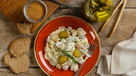 Картофена салата с кисели краставички и яйца