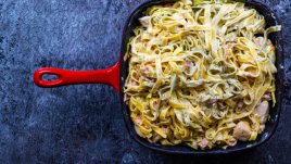 Паста с пилешко, сметана и бекон