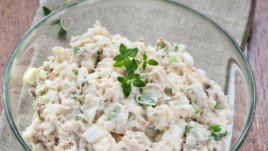 Салата с пушена риба