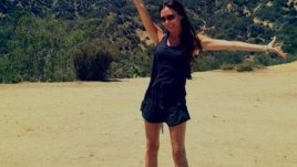 Виктория Бекъм се качи на невероятно високи токчета!