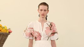 Обемни цветя и кристали от Giambattista Valli за пролет/лято 2026 (+Снимки)