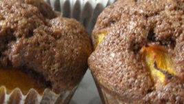 Шоколадови мъфини с летни плодове