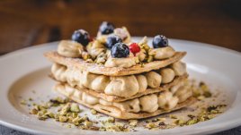 Сладкиш с фини кори, рикота и ядки