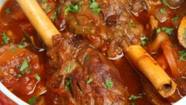 Агнешки котлети със сос от гъби