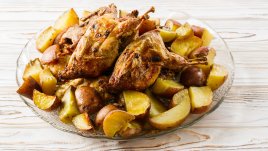 Печено пиле с червени картофи и лук