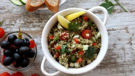 Средиземноморска салата с киноа и пиле