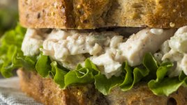 Как да си направите сандвич с пилешка салата