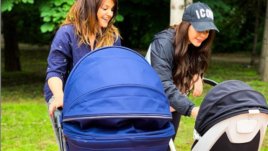 Петя Дикова и Преслава се разходиха заедно с бебетата