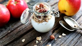Десерт с гранола, шоколад и кисело мляко