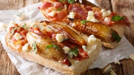 Препечени филийки с горгондзола и карамелизиран лук