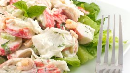 Салата от рулца от раци с майонеза