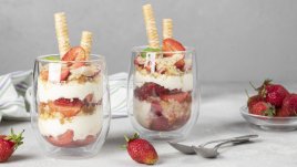 Десерт с ягоди, крем и бишкоти