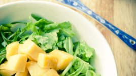 Зелена салата с маслини и царевица