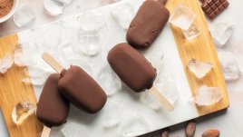 Домашен сладолед с банани, фъстъчено масло и шоколад