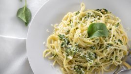 Кремообразни спагети с песто по италиански