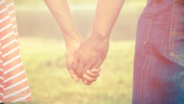 Какви сте в любовта според това как държите половинката си