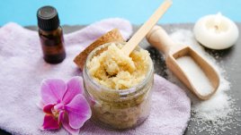 Сложете край на целулита със скраб със сол 