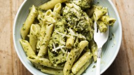 Пикантна паста с пиле и песто 