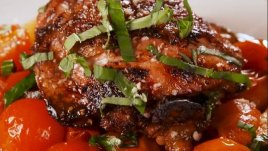 Мариновано пилешко с тиквички и чери домати