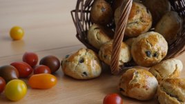 Видео рецепта: Содени питки с маслини и мащерка