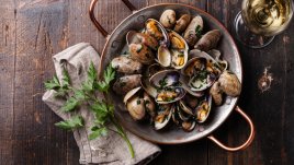 Класически пикантни задушени миди