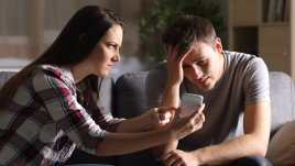 7 знака, че се срещате с изневеряващ тип мъж