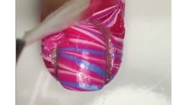 Маникюр с ярки цветове за пролетта, направен вкъщи 