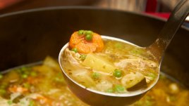 Супа с пилешки гърди, тиквички и моркови