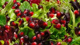 Зелена салата с нар, круша и топъл сос