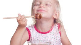 Защо медът е толкова полезен за децата?