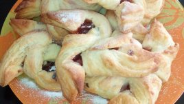 Бутер кифлички със сладко и пудра захар