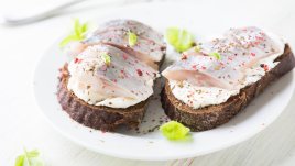 Пушена риба върху филийки с крема сирене