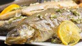 Пъстърва на фурна с подправки и чесън