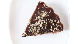 Шоколадов сладкиш с ядки и стафиди