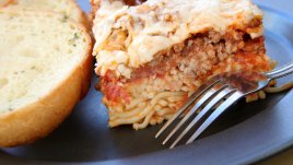 Спагети с кайма и зеленчуци на фурна