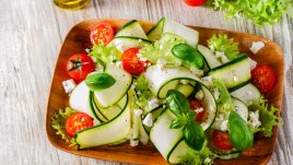 Салата с чери домати, тиквички и моцарела