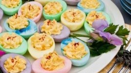 Боядисани великденски фаршировани яйца 