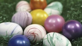 Декорирайте яйцата с лак за нокти