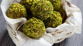 Сурови бонбони с шамфъстък и фурми