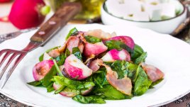 Салата със спанак, репички и бекон