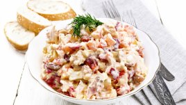 Салата с яйца, бекон и кисели краставички