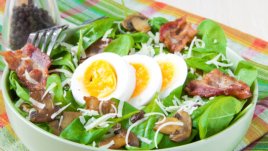 Салата със спанак, бекон и гъби