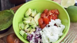 Салца с авокадо и сирене