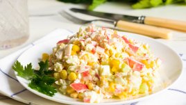 Салата с рулца от раци, царевица и майонеза