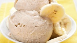Бананов сладолед с кафява захар и цедено кисело мляко
