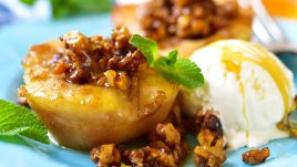 Печени круши с мед, сладолед и ядки