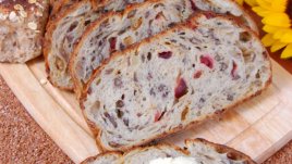 Ароматен хляб с орехи и боровинки в хлебопекарна