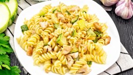 Паста с пилешко и тиквички 